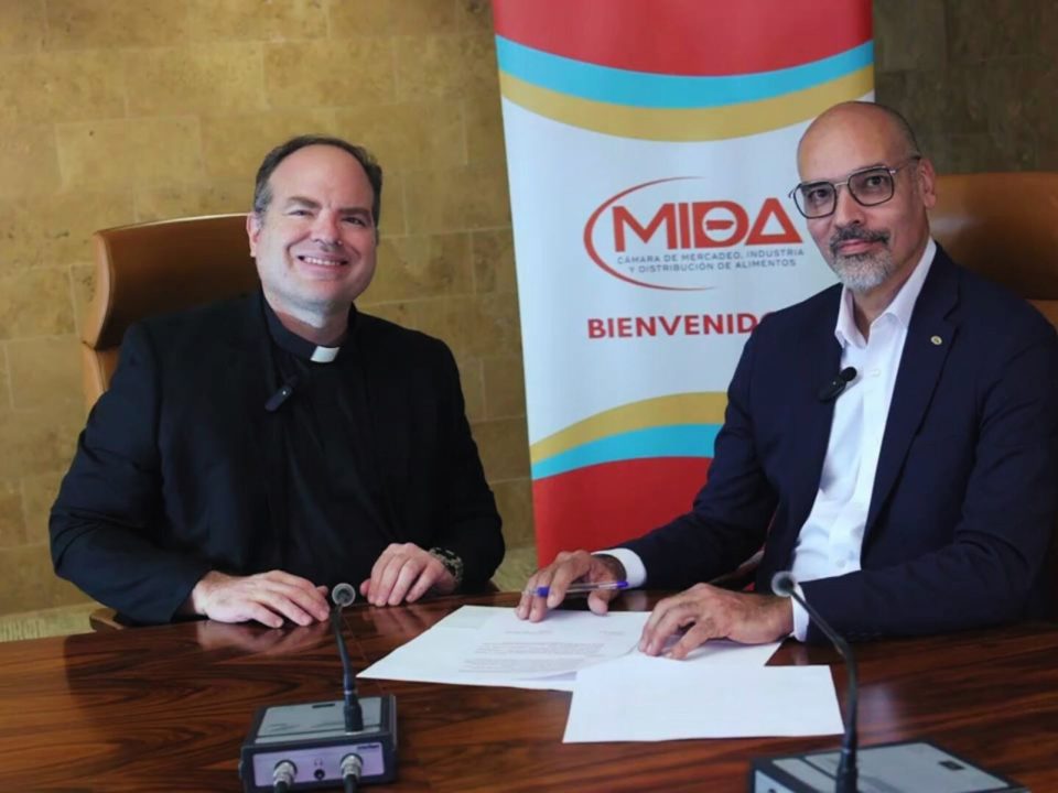 MIDA firma acuerdo colaborativo con Cáritas Puerto Rico